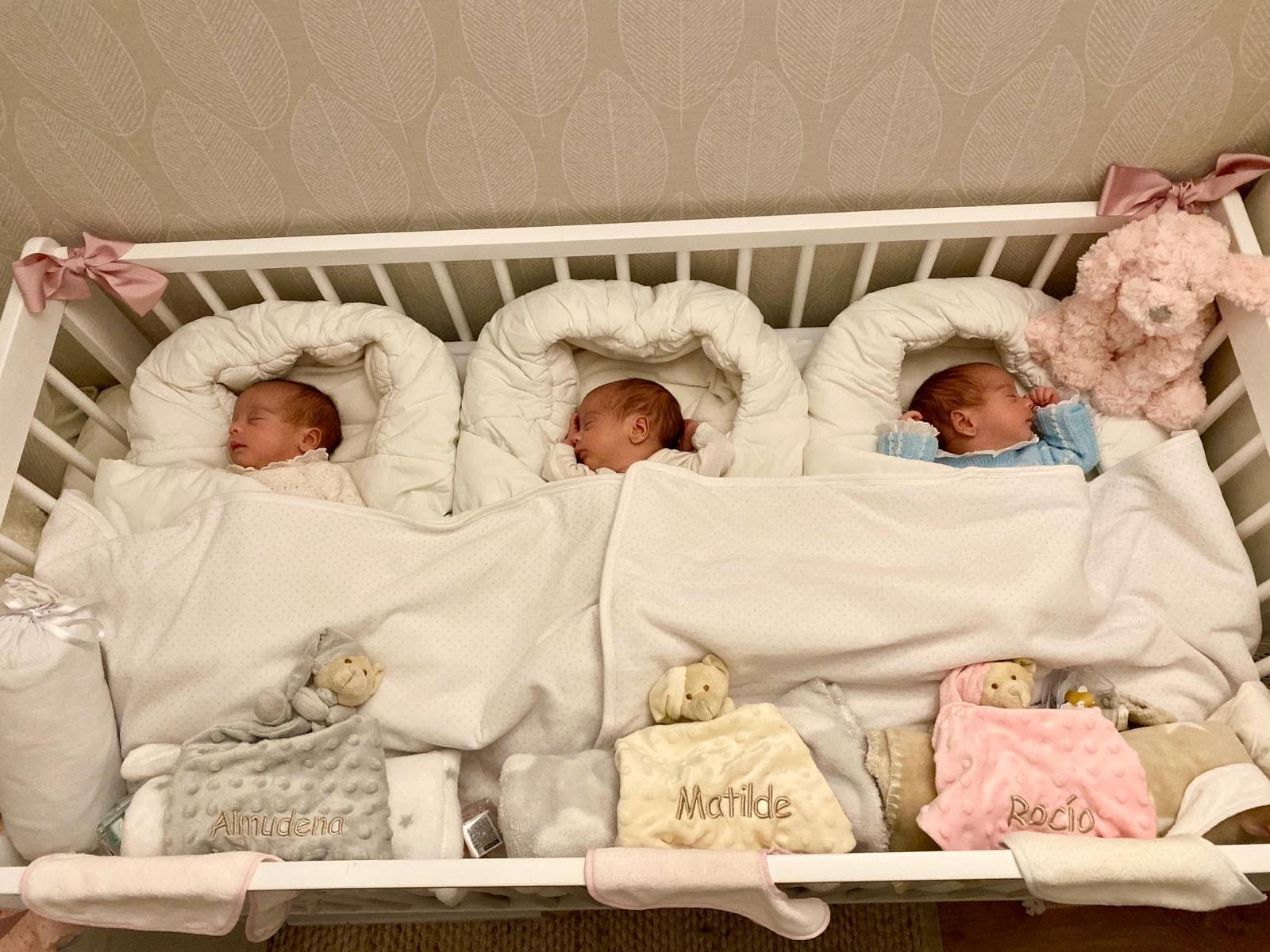 Las trillizas Matilde, Rocío y Almudena que nacieron a las 33 semanas de gestación y pesaron 1500, 1500 y 1600 gramos.